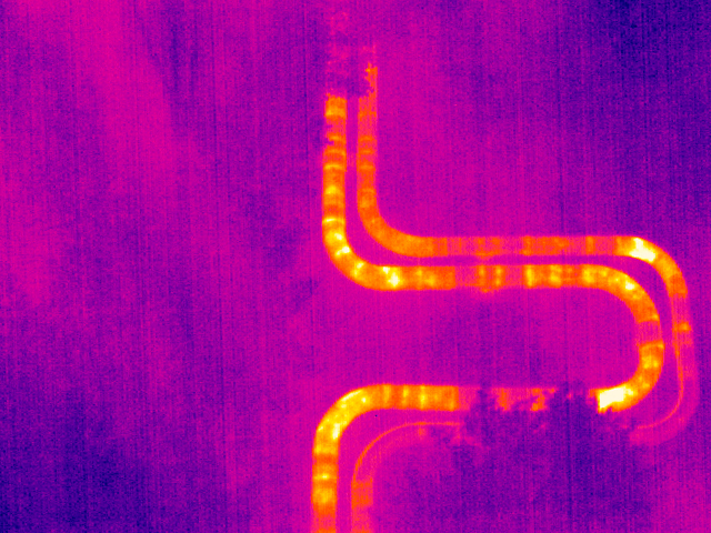 Infrarotbild aus der Luft zeigt Fernwärmeleitung überirdisch