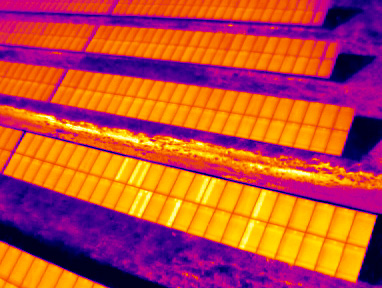 Infrarotbild zeigt Fehler an Photovoltaikanlage mit vielen auffälligen Substrings