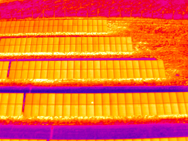 Infrarotbild aus Luft Solarmodul mit Hotspot