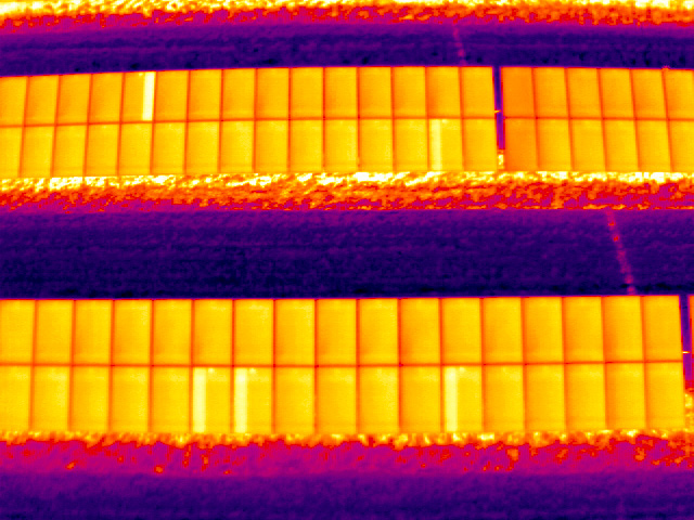 Infrarotbild von Thermografie Drohne zeigt defekte Solarmodule