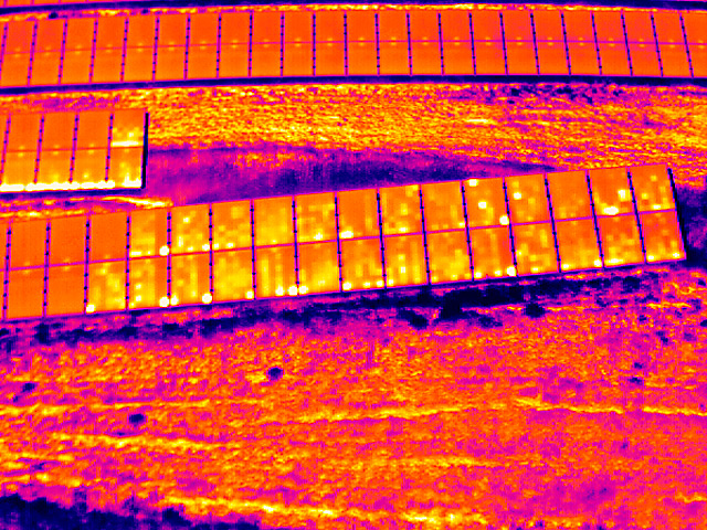 Infrarotbild 02 von Drohne zeigt Solarmodule mit Zellrissen Ort Sachsen
