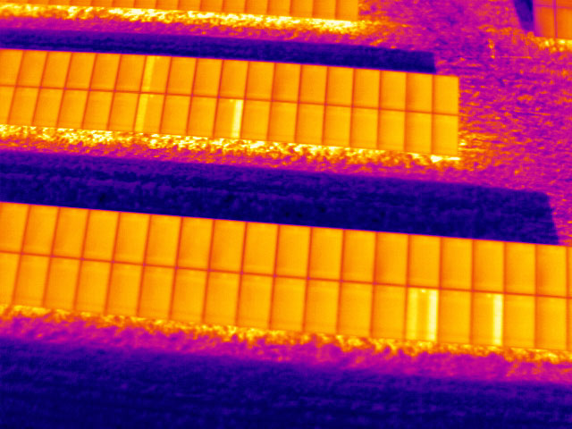 Infrarotbild aus der Luft von optris PI 640 Ubersichtsbild PV Module thermisch auffallig