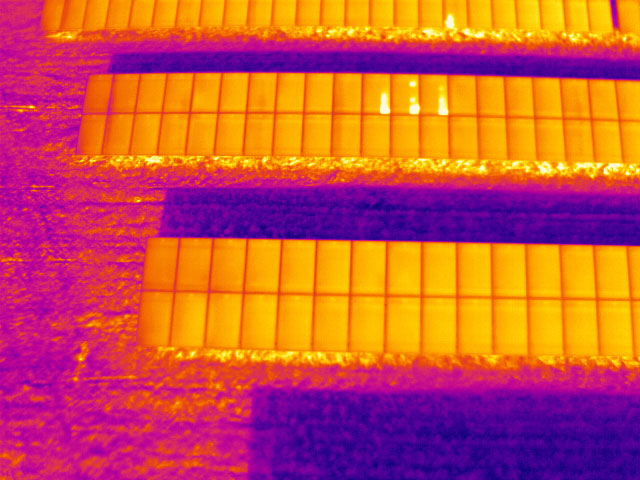 Infrarotbild aus der Luft von optris PI 640 Ubersichtsbild PV Module thermisch auffalliger Substring