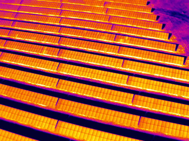 Infrarotbild aus der Luft von optris PI 640 Ubersichtsbild Solarpark thermisch auffallig
