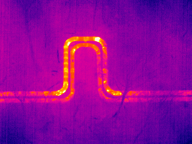 Oberirdische Fernwärmeleitung mit thermischer Auffälligkeit im Infrarotbild – Drohnen-Thermografie zur Erkennung von Wärmeverlusten