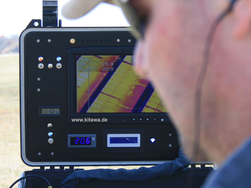 Livebild einer Wärmebilddrohne an einer Bodenstation bei der thermografischen Inspektion von Photovoltaikanlagen