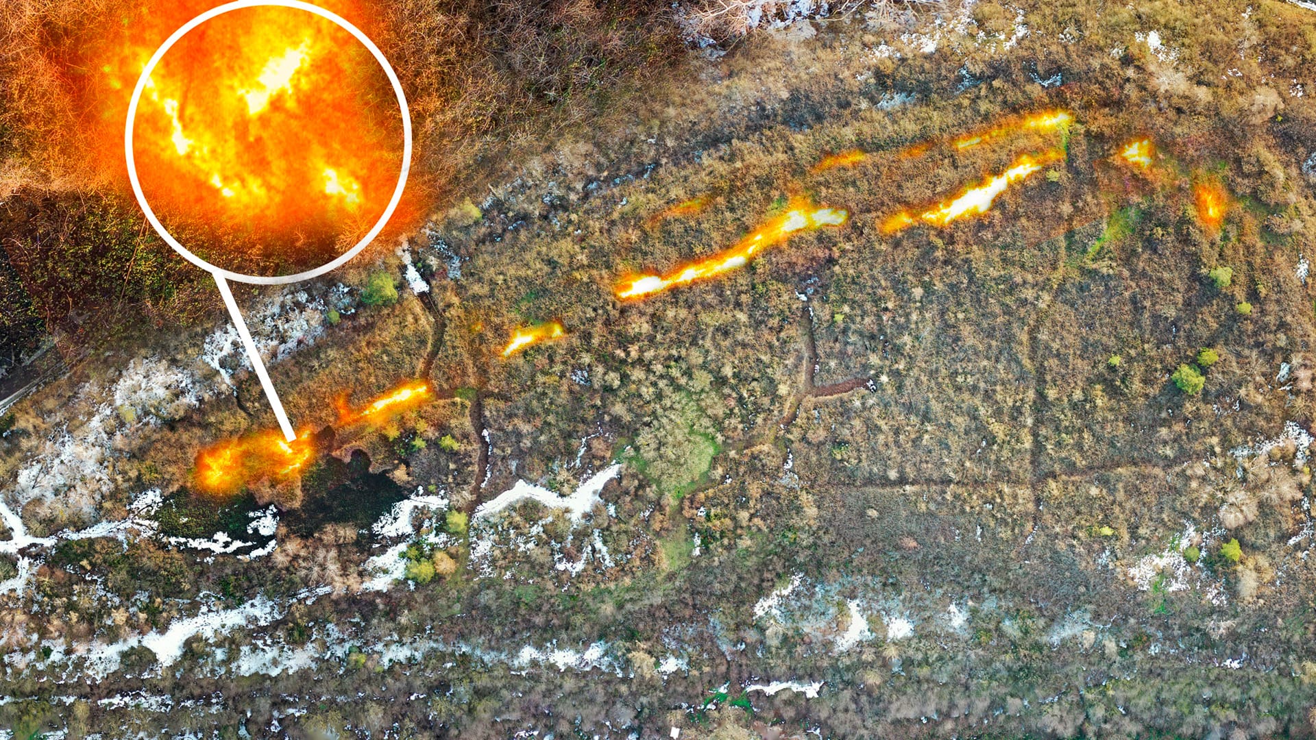 Thermografie-Drohne zeigt linearen Hotspot-Verlauf auf einer Halde mit Detailvergrößerung