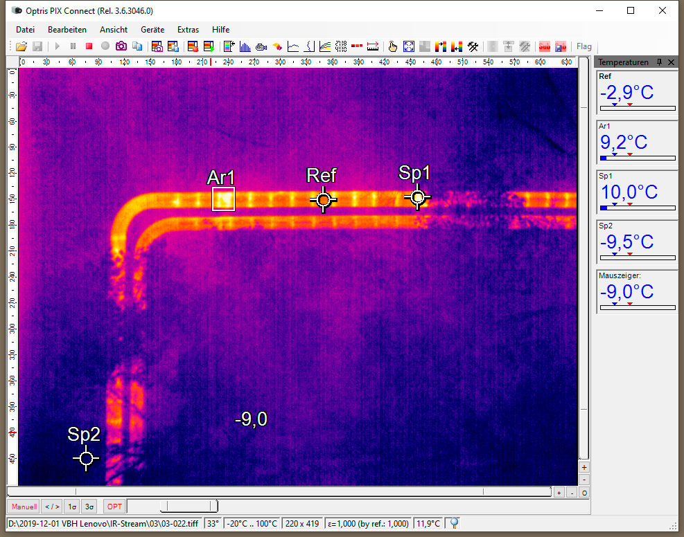 Thermografische Messung einer oberirdischen Fernwärmeleitung mit Temperaturmesspunkten im Bereich einer Richtungsänderung der Leitung