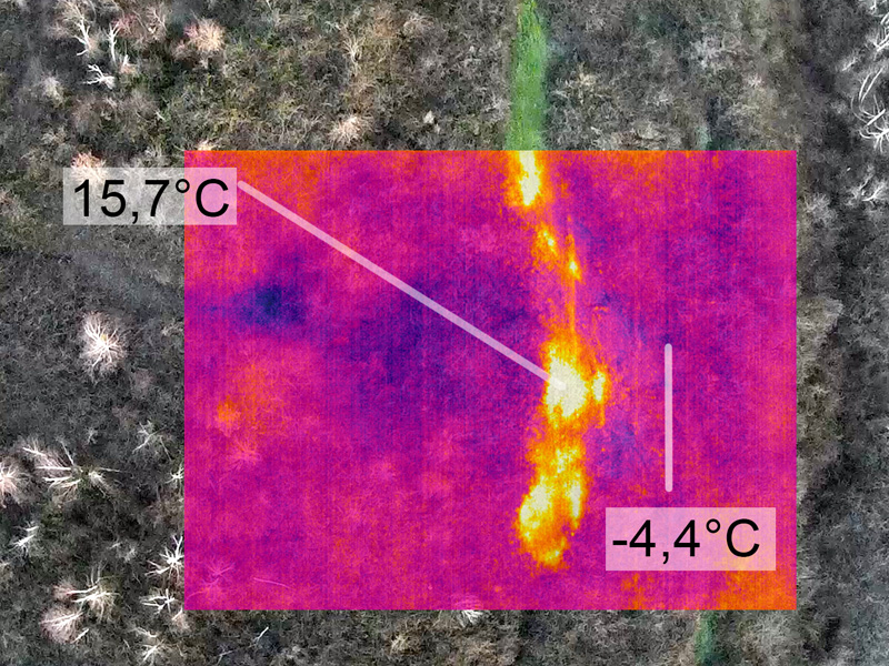 Drohnenaufnahme einer Halde mit langgezogener thermischer Auffälligkeit