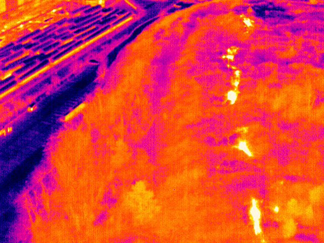 Infrarotaufnahme einer Halde mit mehreren thermischen Hotspots