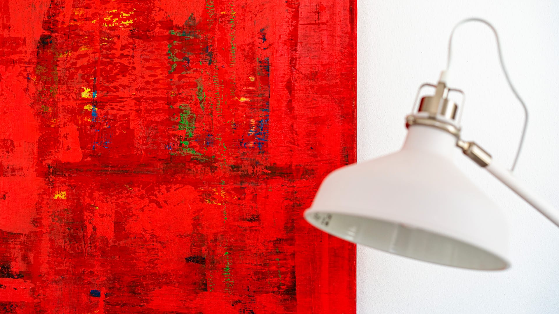 Abstrakte rote Struktur mit weißer Lampe als Motiv für die kitawa Startseite