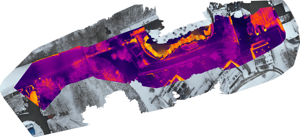Thermografisches Orthobild einer Fernwärmetrasse aus der Drohnenperspektive mit sichtbarem Verlauf der Fernwärmeleitung