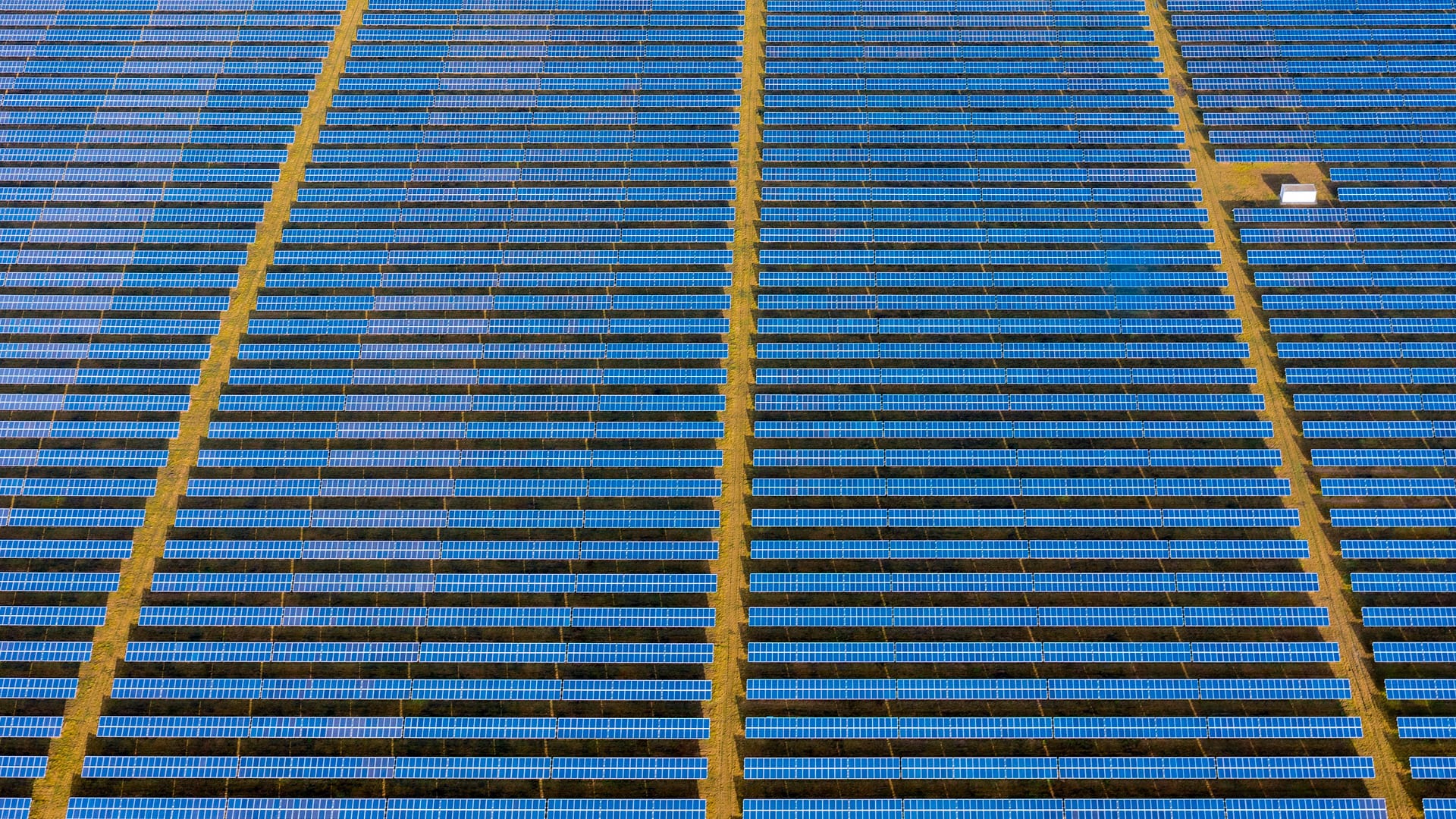 Freiflächen-Photovoltaikanlage aus der Luft aufgenommen – Grundlage für thermografische Prüfung mit Drohne und Wärmebildkamera