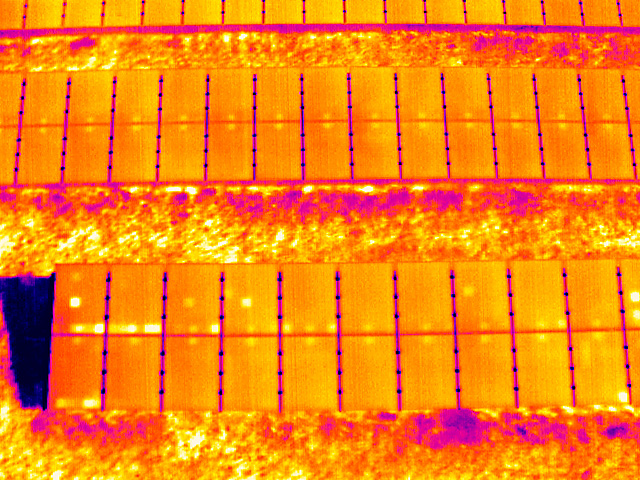 PV-Thermografie zeigt lokale Hotspots in einzelnen Solarzellen