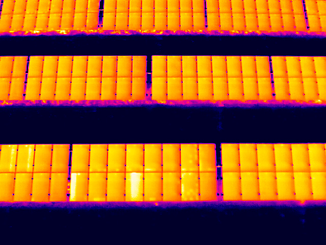 Thermografische Aufnahme einer PV-Freiflächenanlage mit typischen Mustern potenzialinduzierter Degradation (PID)
