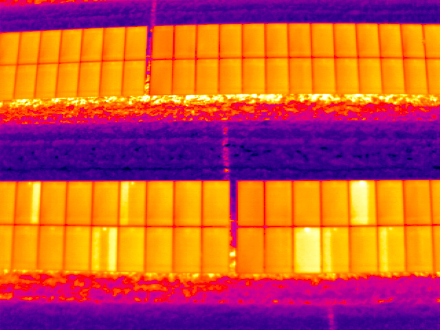 Thermografische Aufnahme von Photovoltaikmodulen mit Substring-Ausfall im Infrarotbild aus einer Drohne