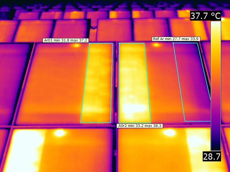 Wärmebildaufnahme eines PV-Moduls mit deutlich erkennbarer Temperaturabweichung innerhalb eines Substrings