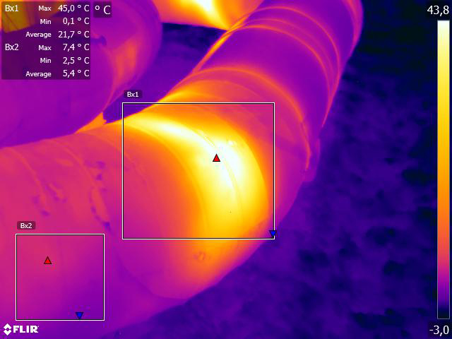 Thermografische Detailaufnahme einer Fernwärmeleitung mit Handkamera zur Untersuchung einer auffälligen Stelle