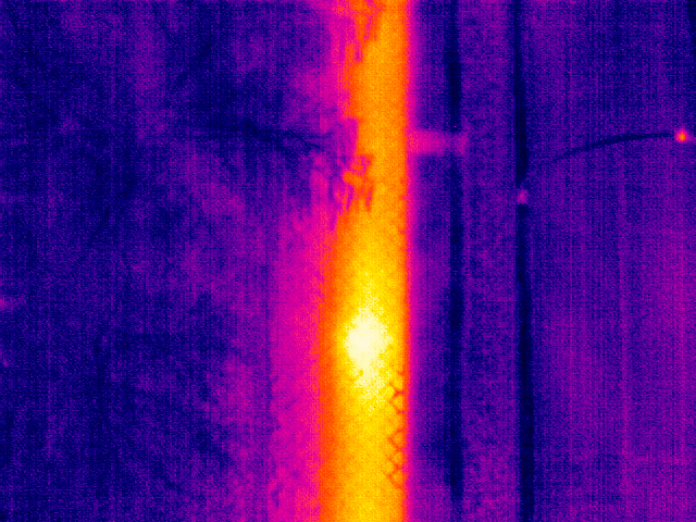 Thermische Auffälligkeit einer unterirdischen Fernwärmeleitung unter einem Fußweg in einer Wärmebildaufnahme